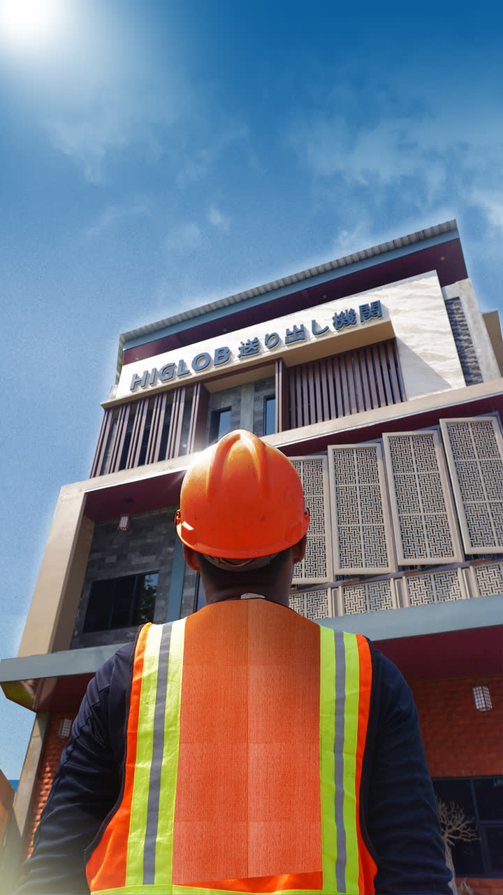 Peserta Higlob berhelm menatap gedung LPK Higlob 送り出し機関 di Kadisono, Tempel, Sleman